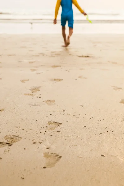 夕暮れ時の浜辺の足跡 — ストック写真