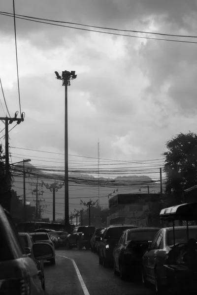 Trafic en la lluvia en la ciudad . —  Fotos de Stock