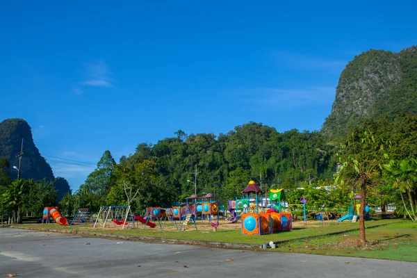 Parco giochi per bambini La mattina . — Foto Stock