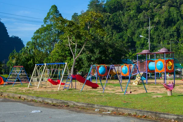 Park plac zabaw dla dzieci w godzinach porannych. — Zdjęcie stockowe