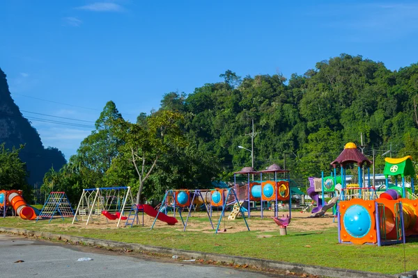 Parco giochi per bambini La mattina . — Foto Stock