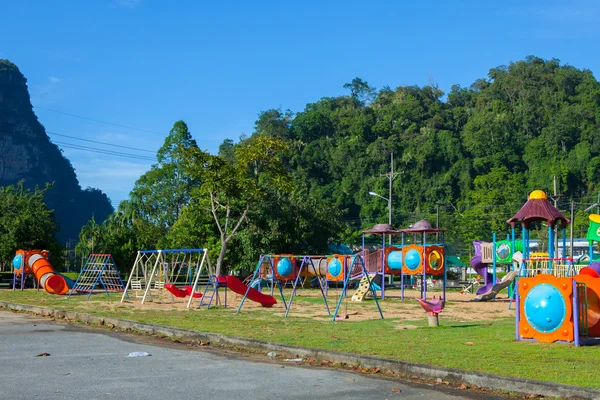 Parque infantil infantil na parte da manhã . — Fotografia de Stock