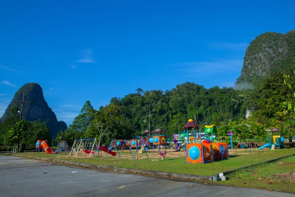 Barn lekplats park på morgonen. — Stockfoto
