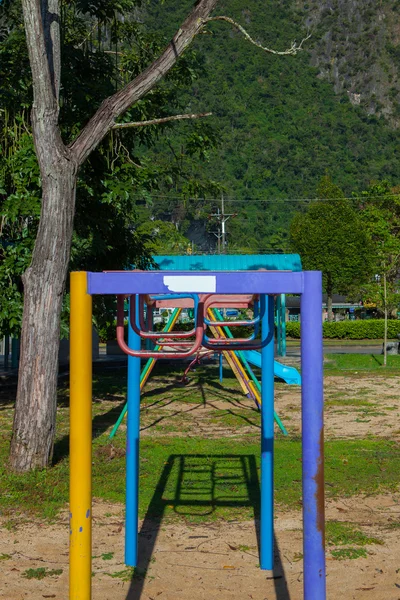 Park plac zabaw dla dzieci w godzinach porannych. — Zdjęcie stockowe