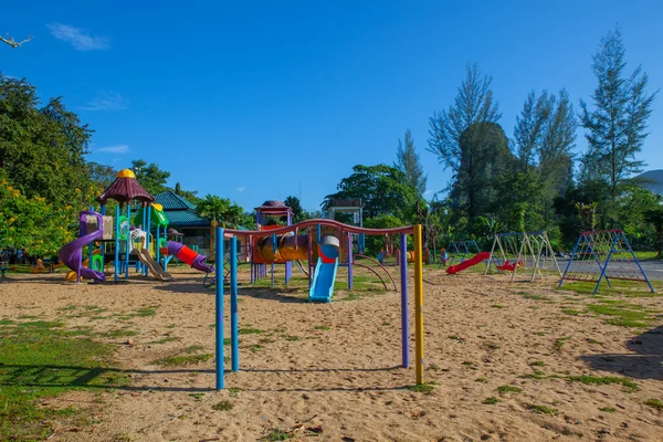 Kinderen speelplaats park in de ochtend. — Stockfoto