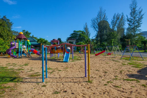 Gyerek játszótér park reggel. — Stock Fotó