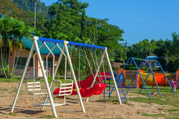 Kinderspielplatz am Morgen. — Stockfoto