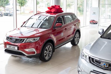 Rusya, İzhevsk - 14 Ağustos 2020: Geely Showroom 'da yeni modern arabalar. Ön ve yan görüş. Çinli otomobil üreticisi..