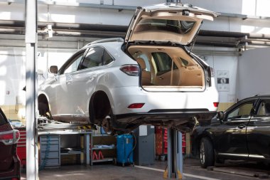 Rusya, İzhevsk - 21 Nisan 2018: Otomobil Atölyesi. Hidrolik asansörde yer değiştirme ve tekerlek hizalaması.