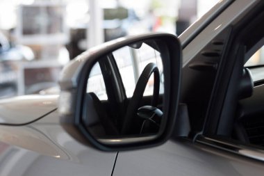 Direksiyon simidinin dikiz aynasında yansıması. Modern ulaşım. Kapat..