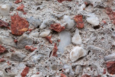 Kırık tuğla parçalarıyla kaplanmış beton duvar. Arka plan olarak kullanılıyor. Metnin için boşluk kopyala.