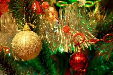 Güzel Noel baloları olan Noel ağacı. Geleneksel tatiller..