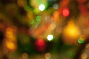 Bulanık efektli Noel ağacı ve yılbaşı ışıkları. Geleneksel tatiller. Yüksek ışık.