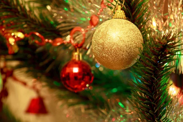Kerstboom Met Prachtige Kerstversieringen Traditionele Vakanties Stockafbeelding