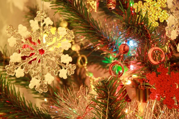 Красивая Снежинка Украшенной Рождественской Елке Традиционные Праздники — стоковое фото