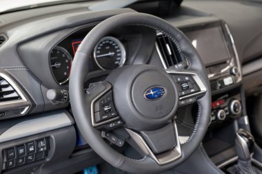 Rusya, İzhevsk - 13 Ağustos 2020 Subaru showroom. Yeni modern araba Subaru Forester 'ın iç mimarisi. Ünlü dünya markası. Prestijli araçlar.
