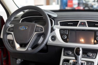 Rusya, İzhevsk - 14 Ağustos 2020 Geely Showroom. Yeni modern arabanın içi Geely Atlas galeride. Çinli otomobil üreticisi..