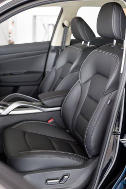 Rusya, İzhevsk - 14 Ağustos 2020 Geely Showroom. Siyah deri yolcu ve Atlas 'ın içinde kırmızı emniyet kemeri takılı sürücü koltukları..