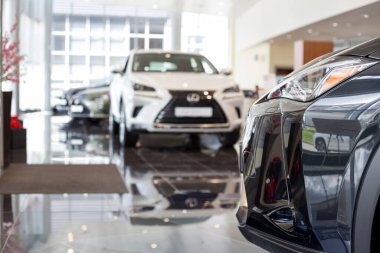 Rusya, İzhevsk - 21 Temmuz 2019 Lexus showroom. Satıcının galerisinde yeni modern arabalar. Ünlü dünya markası. Prestijli araçlar.