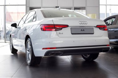 Rusya, İzhevsk - 11 Eylül 2019: Audi galerisinde yeni modern sedan A4. Volkswagen Otomobil Grubu. Ünlü dünya markası. Arka ve yan görünüm.