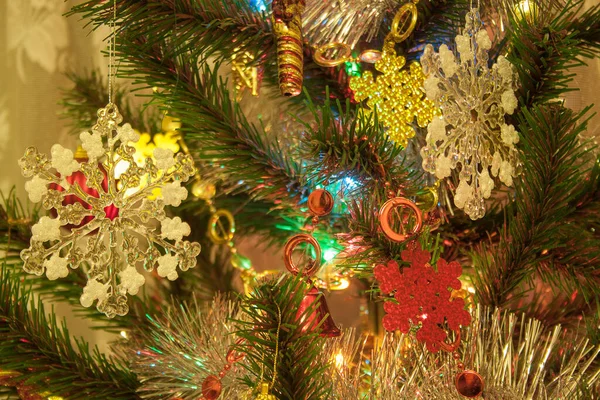 Arbre Noël Sont Décorés Avec Beaux Flocons Neige Vacances Traditionnelles — Photo