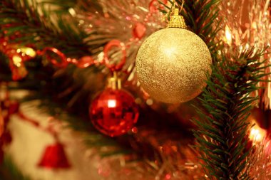 Noel ağacı ve güzel noel baloları. Geleneksel tatiller.