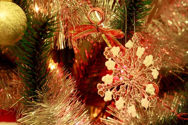 Schöne Schneeflocke Geschmückten Weihnachtsbaum Traditionelle Feiertage lizenzfreie Stockbilder