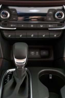 Otomatik vitesli yeni, bilinmeyen bir araba. Modern ulaşım. Kapat..