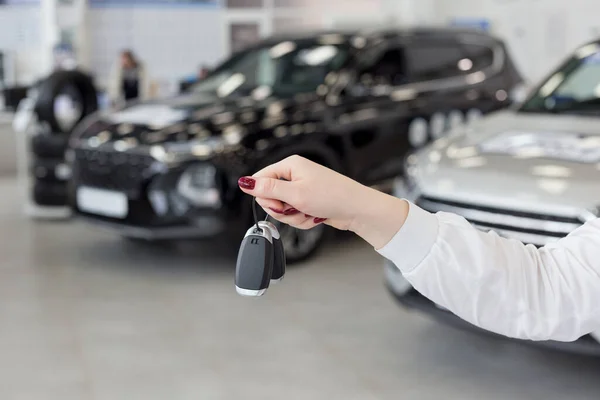 Vendedora Con Las Llaves Coche Nuevo Auto Concesionario Coches Vehículos — Foto de Stock