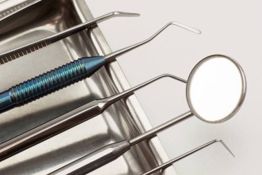 Diş tedavisi için bir grup diş aleti. Beyaz arkaplanda izole.