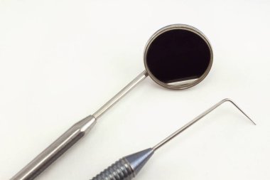 Diş aletleri beyaz arkaplanda izole edildi. Sağlıklı yaşam tarzı.