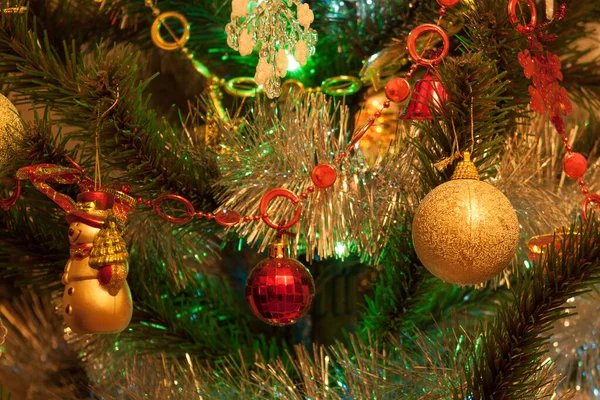 크리스마스 트리에 조명과 장식들 — 스톡 사진