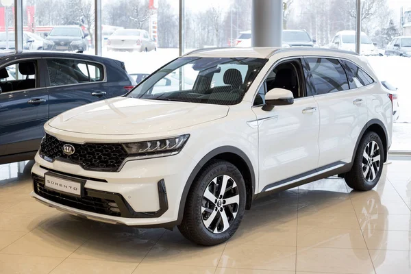 Rusya, İzhevsk - 28 Aralık 2020 KIA showroom. Torbacının galerisinde yeni Sorento arabası. Ön ve yan görüş. Prestijli araçlar.