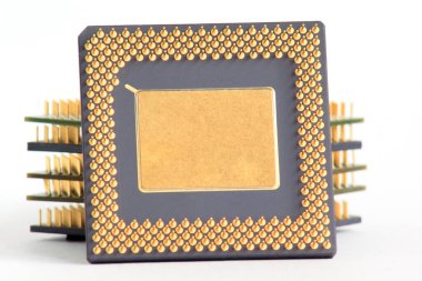 Bir yığın bilgisayar çipi. Beyaz bir arka planda izole edilmiş. Retro teknolojisi.