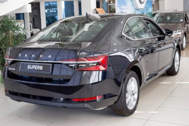 Rusya, İzhevsk - 25 Eylül 2020: Skoda galerisinde yeni araba işletme sınıfı. Arka ve yan görüş. Volkswagen Otomatik Grubu.