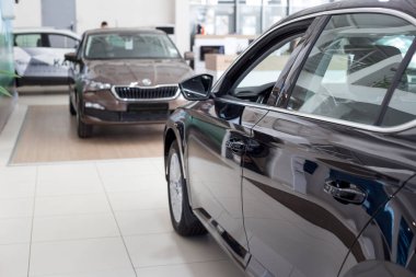 Rusya, İzhevsk - 25 Eylül 2020 Skoda Galerisi. Satıcının galerisinde yeni modern arabalar. Volkswagen Otomatik Grubu.