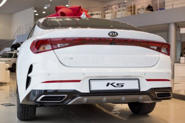 Rusya, İzhevsk - 28 Aralık 2020 KIA showroom. Yeni K5 birinci sınıf araba galeride. Arkadan bak. Ünlü dünya markası.
