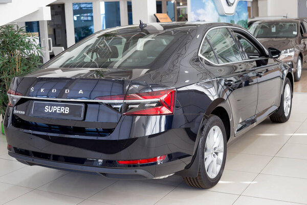 Россия, Ижевск - 25 сентября 2020 года: новые автомобили бизнес-класса Superb в выставочном зале Skoda. Вид сзади и сбоку. Volkswagen Auto Group.