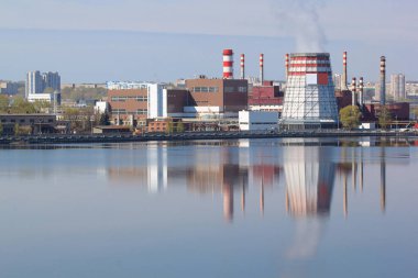 Güzel bir göle karşı sanayi manzarası. Çevre kirliliği.