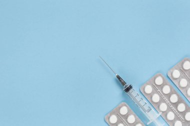 Aşı için harcanabilir şırınga ve haplarla ambalaj. Çeşitli enfeksiyon ve hastalıklara karşı aşı kavramı. Sağlık ve İlaç Hizmetleri.