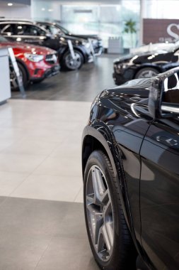 Rusya, İzhevsk - 20 Şubat 2020 Mercedes-Benz galerisi. Satıcının galerisinde yeni modern arabalar. Ünlü dünya markası. Prestijli araçlar.