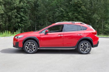 Rusya, İzhevsk - 13 Ağustos 2020: yeni modern Subaru XV arabası. Yan görüş. Ünlü dünya markası. Prestijli araçlar.