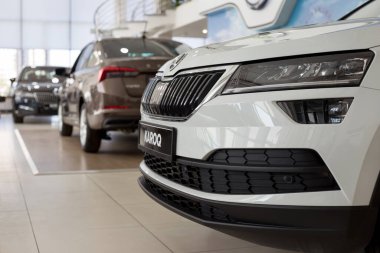 Rusya, İzhevsk - 25 Eylül 2020 Skoda Galerisi. Satıcının galerisinde yeni modern arabalar. Volkswagen Otomobil Grubu. Prestijli araçlar.