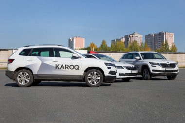 Rusya, İzhevsk - 25 Eylül 2020: Yeni arabalar Skoda - Kodiaq, Karog, Octavia galeri otoparkında duruyor. Volkswagen Otomatik Grubu.