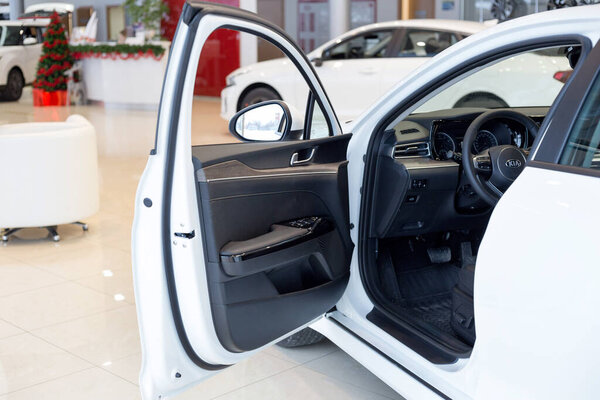 Ижевск, 28 декабря - АиФ-ВС. интерьер нового автомобиля К5 с открытой дверью автомобиля. известный мировой бренд. современный транспорт.