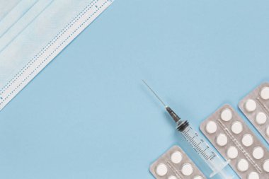 Aşı için harcanabilir şırınga ve haplarla ambalaj. Çeşitli enfeksiyon ve hastalıklara karşı aşı kavramı.