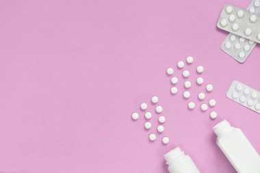 Beyaz haplı ilaç şişeleri, haplı ambalajlar. Tedavi kavramı çeşitli virüsler ve diğer hastalıklar.