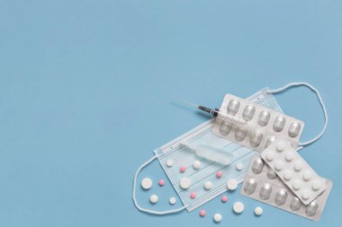 Koruyucu yüz maskesi, haplar, aşılı ampulla, aşı için harcanabilir şırınga. Tedavi konsepti çeşitli enfeksiyon ve virüs hastalıkları. Sağlık ve İlaç Hizmetleri.