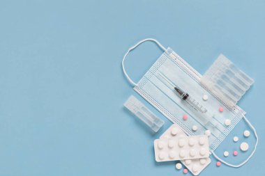 Koruyucu yüz maskesi, aşılı ampuller aşı için harcanabilir şırınga ve çeşitli haplar. Metnin için alanı kopyala. Tedavi kavramı çeşitli enfeksiyon ve virüs hastalıkları.