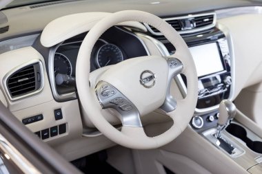 Rusya, İzhevsk - 19 Mart 2020 Nissan galerisi. Yeni modern Murano arabasının içi. Ünlü dünya markası. Prestijli araçlar.
